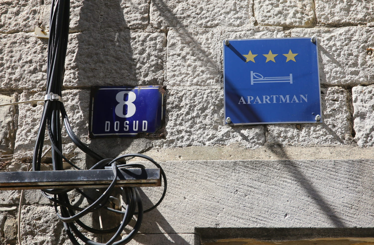AKT O PRIU&Scaron;TIVOM STANOVANJU NE SMIJE IĆI NA &Scaron;TETU MALIH IZNAJMLJIVAČA