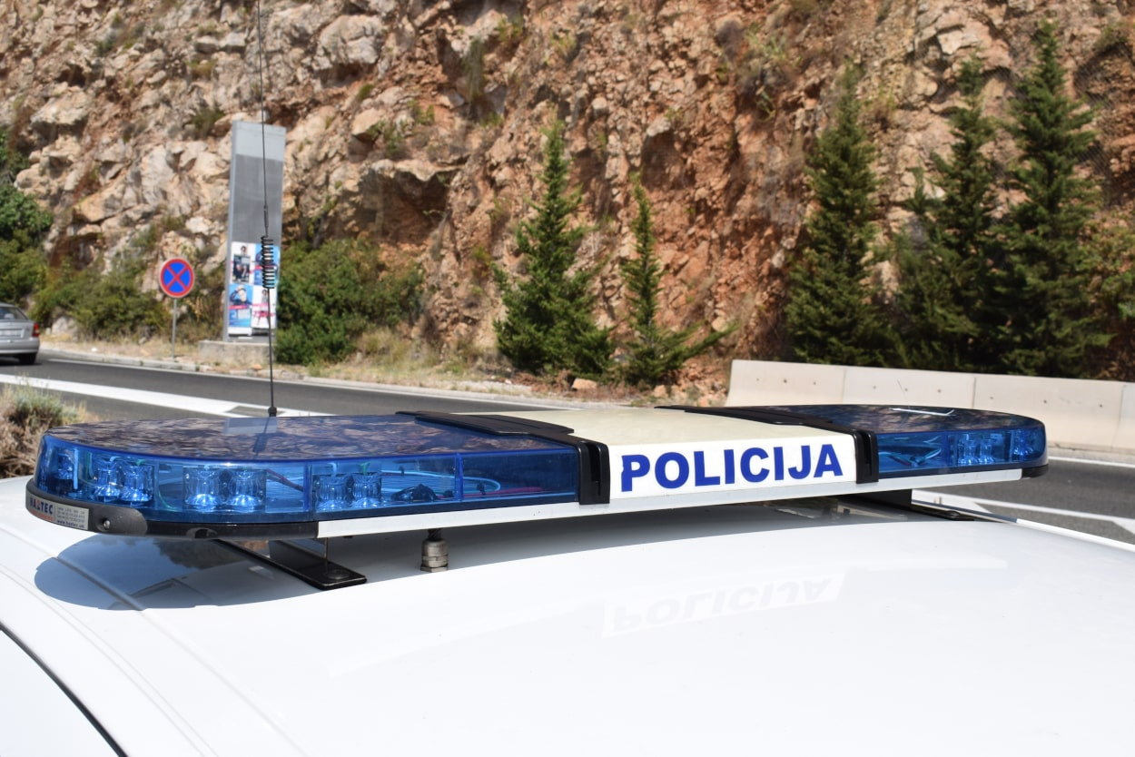 UZ DVOJE SMRTNO STRADALIH JO&Scaron; ČETVERO TE&Scaron;KO, 15 LAK&Scaron;E OZLIJEĐENIH